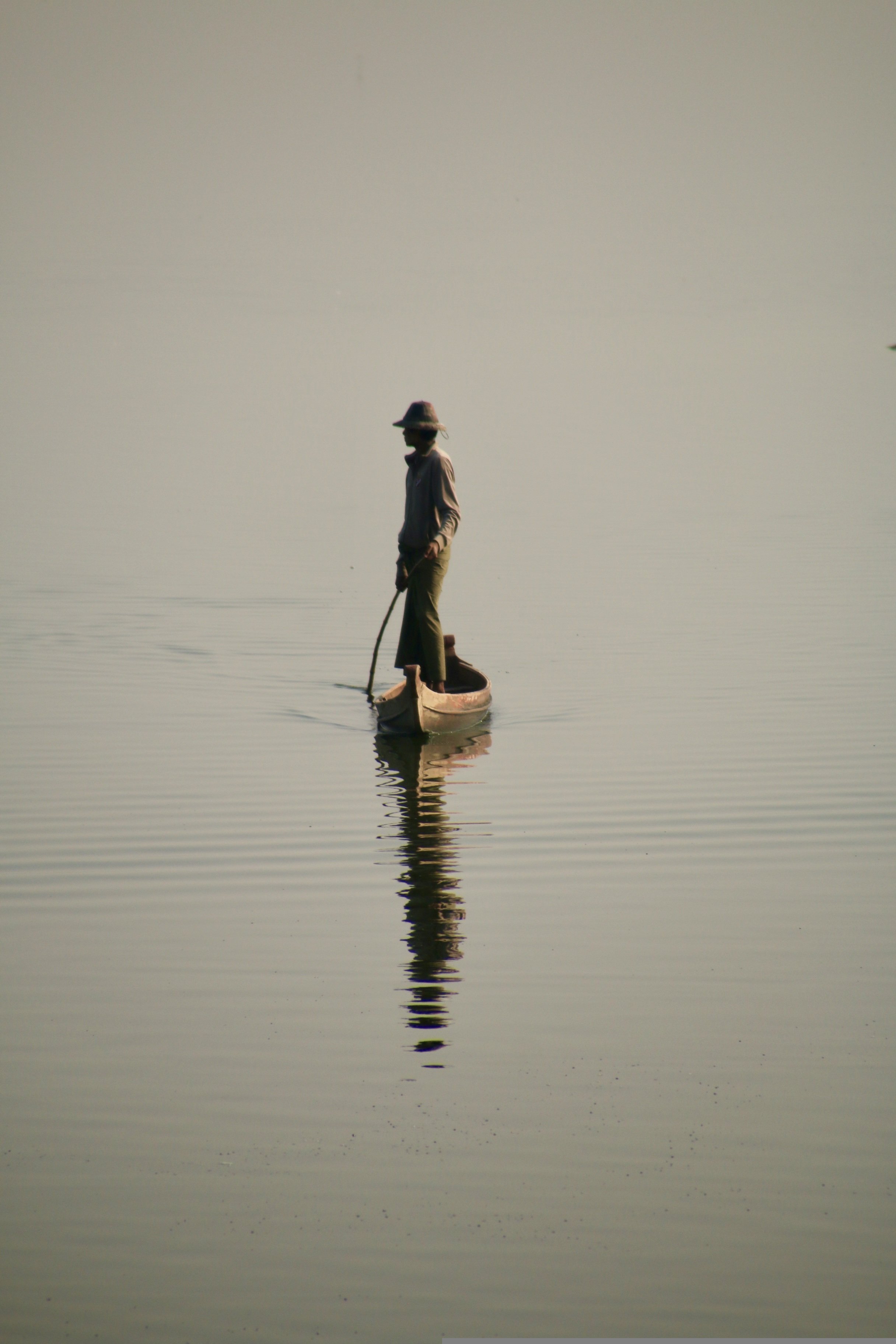 호숫가를 바라보는 남자 - 청연의 브랜드 철학을 상징